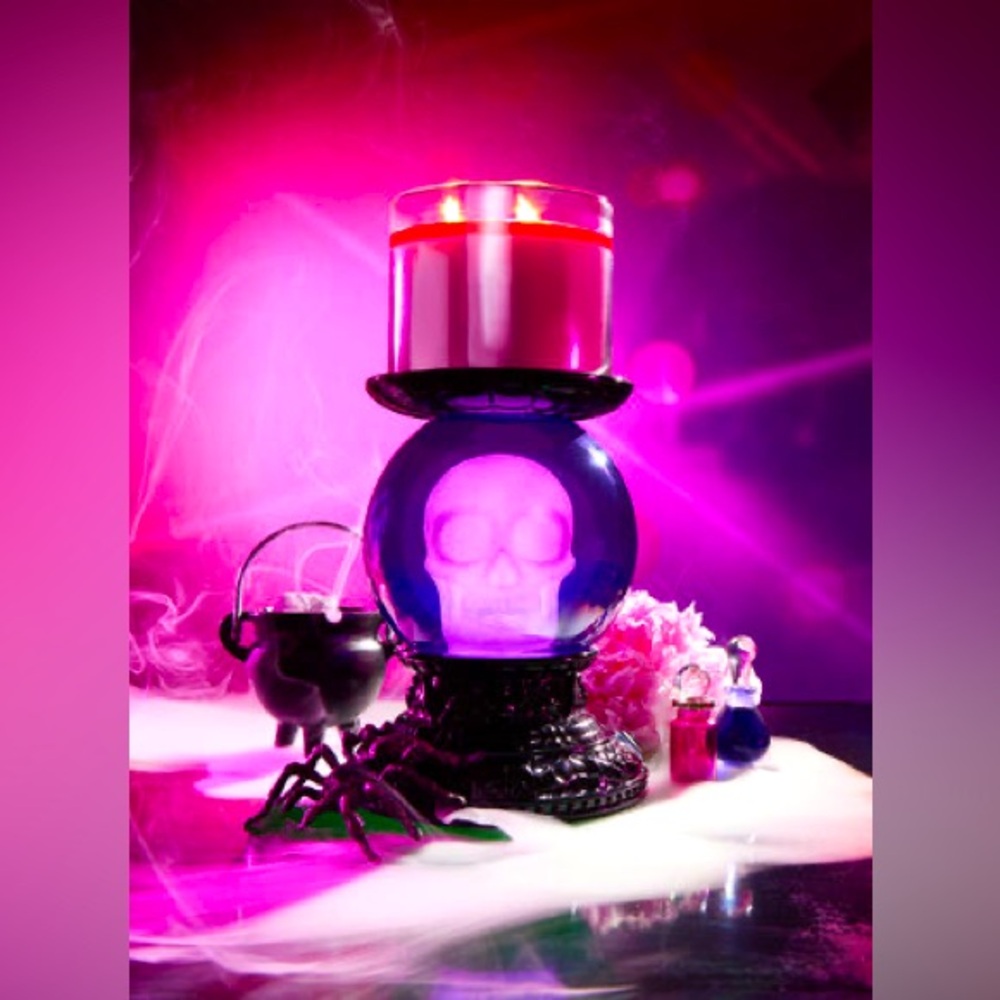 Bath and Body Works Light-Up Skull Pedestal 3-Wick Candle Holder